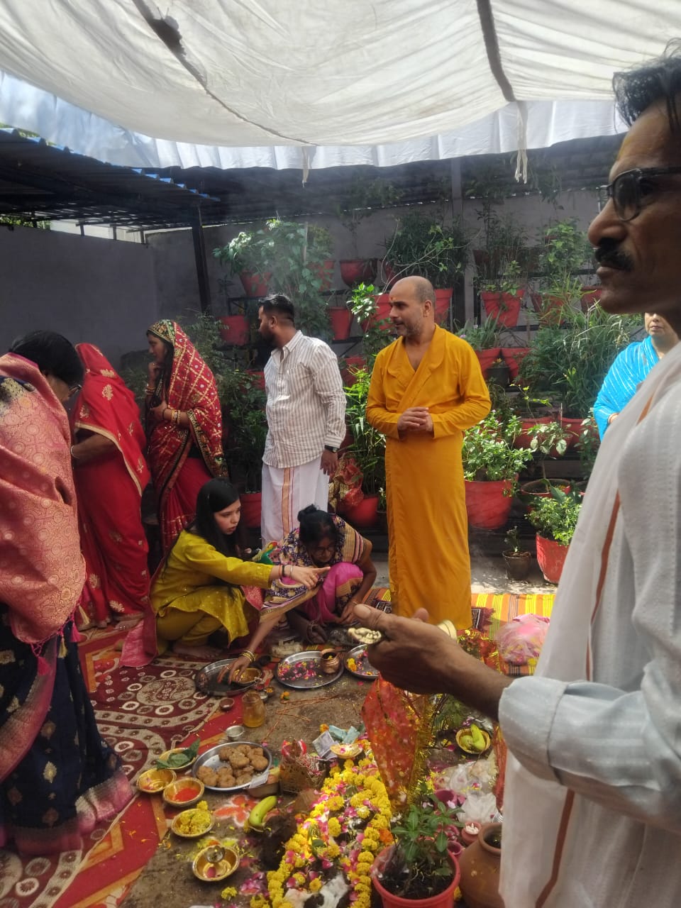 दादा गुरु के पावन सानिध्य में हुई सामूहिक गोवर्धन पूजा 2 1761122224 WhatsApp Image 2025 10 22 at 2.04.46 PM